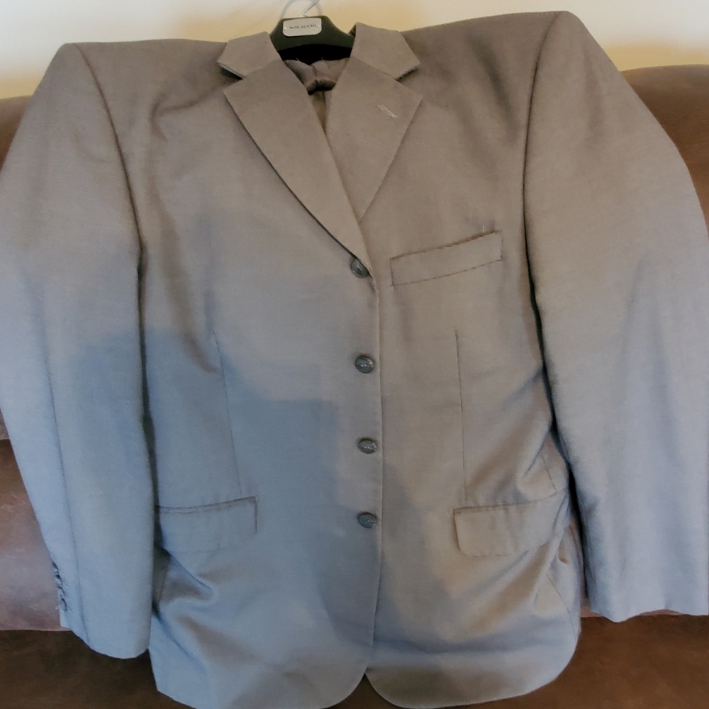 Suits - Picture 5 of 13